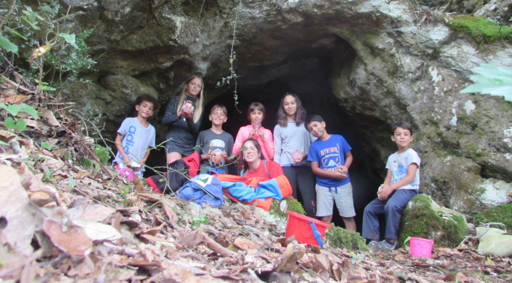 Grupo de niños a la entrada de una cueva